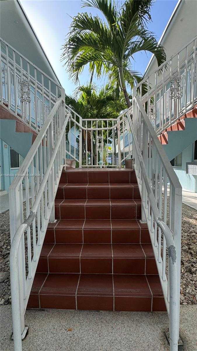 Small Image of 401 COLLINS AVE #15, Miami Beach Number 2