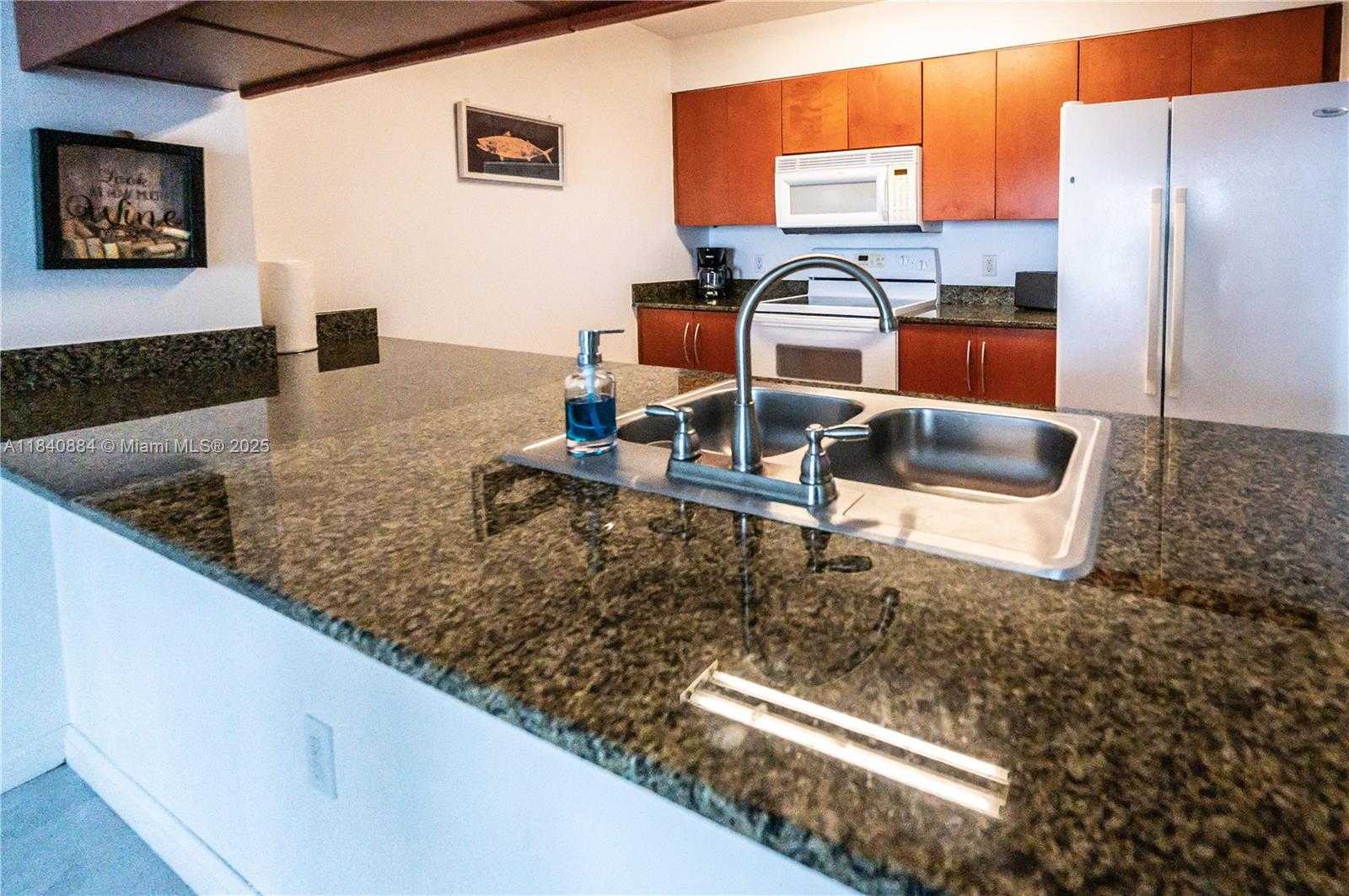 Small Image of 1200 BRICKELL BAY DR #3821, Miami Number 4
