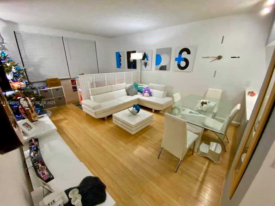 Small Image of 540 BRICKELL KEY DR #310, Miami Number 2