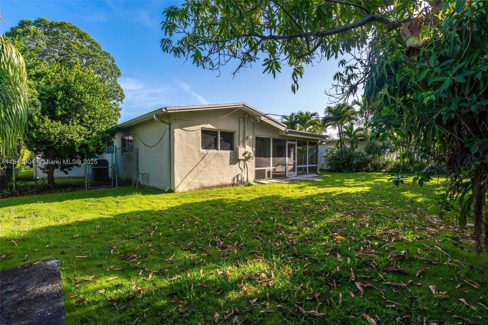 Small Image of 8475 SOUTH WEST 43RD ST, Miami Number 31