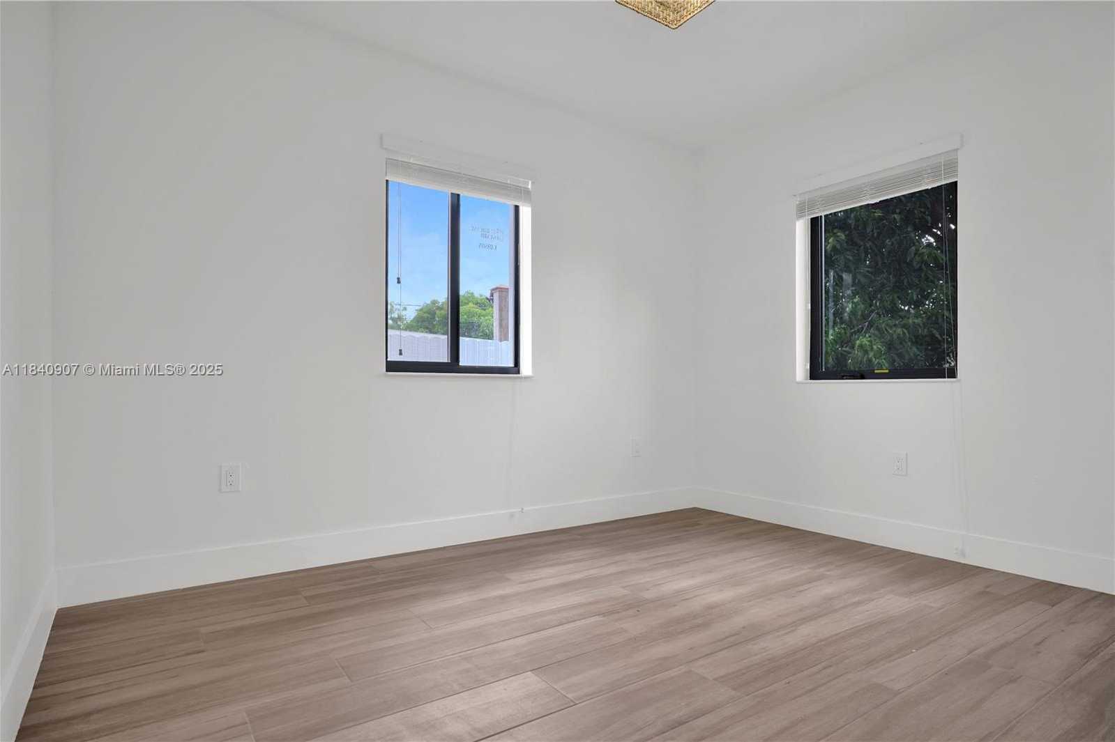 Small Image of 10424 NORTH WEST 33RD AVE, Miami Number 11
