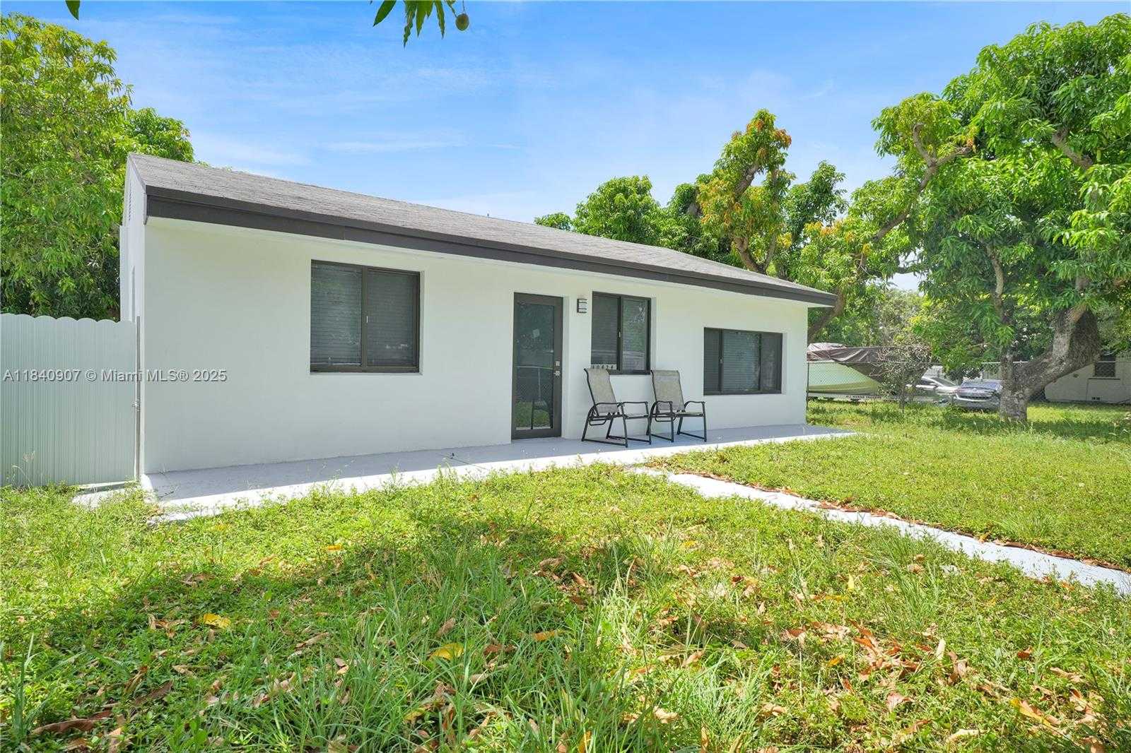 Small Image of 10424 NORTH WEST 33RD AVE, Miami Number 16