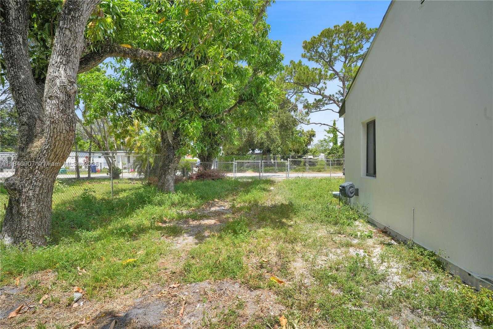 Small Image of 10424 NORTH WEST 33RD AVE, Miami Number 17