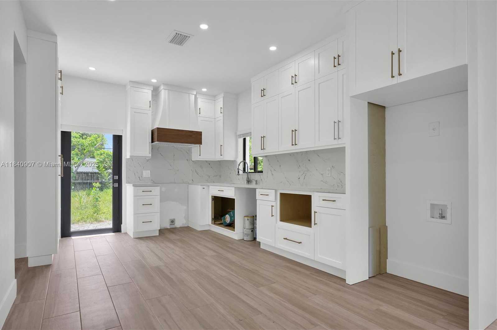 Small Image of 10424 NORTH WEST 33RD AVE, Miami Number 5
