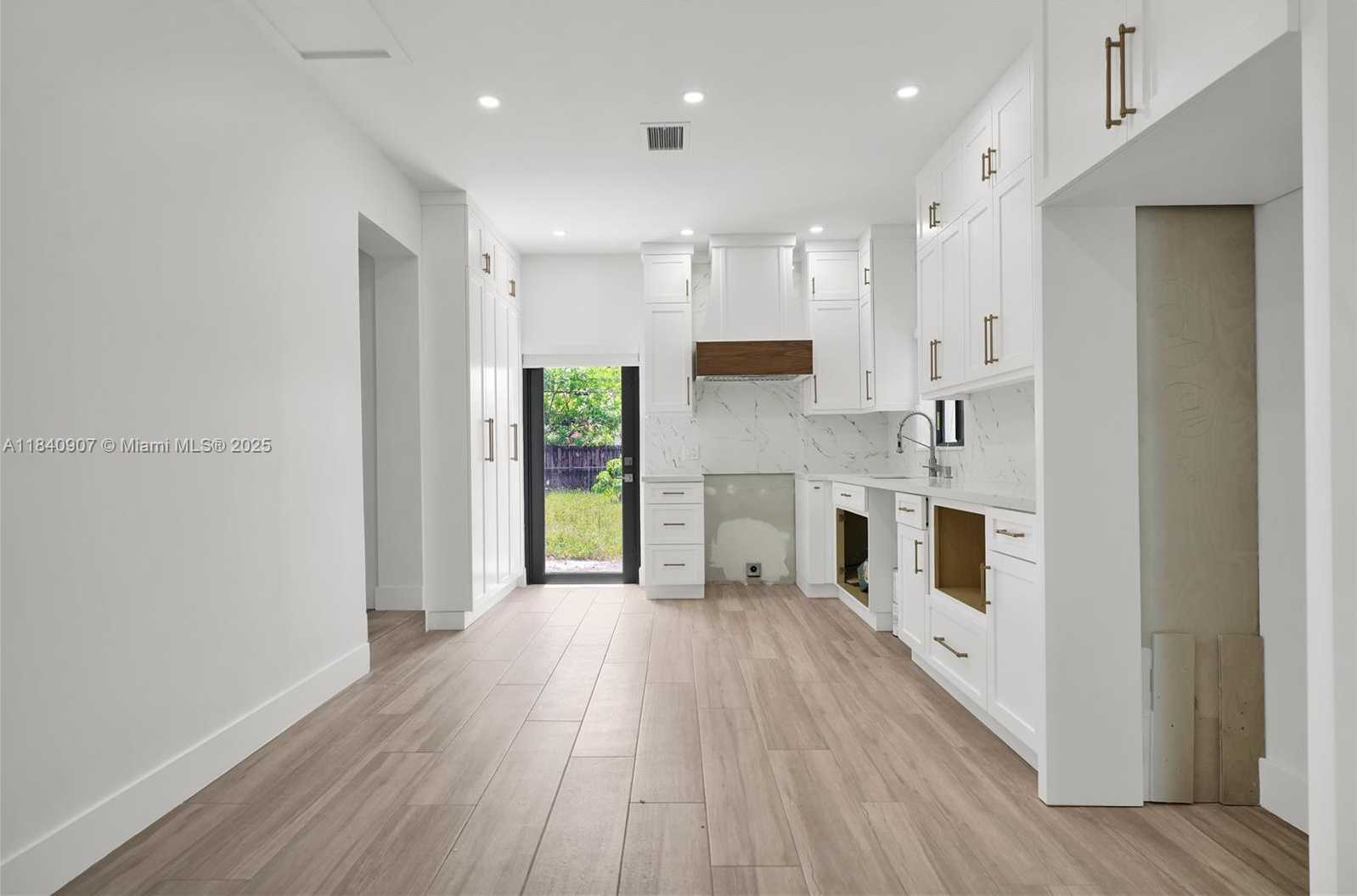Small Image of 10424 NORTH WEST 33RD AVE, Miami Number 6