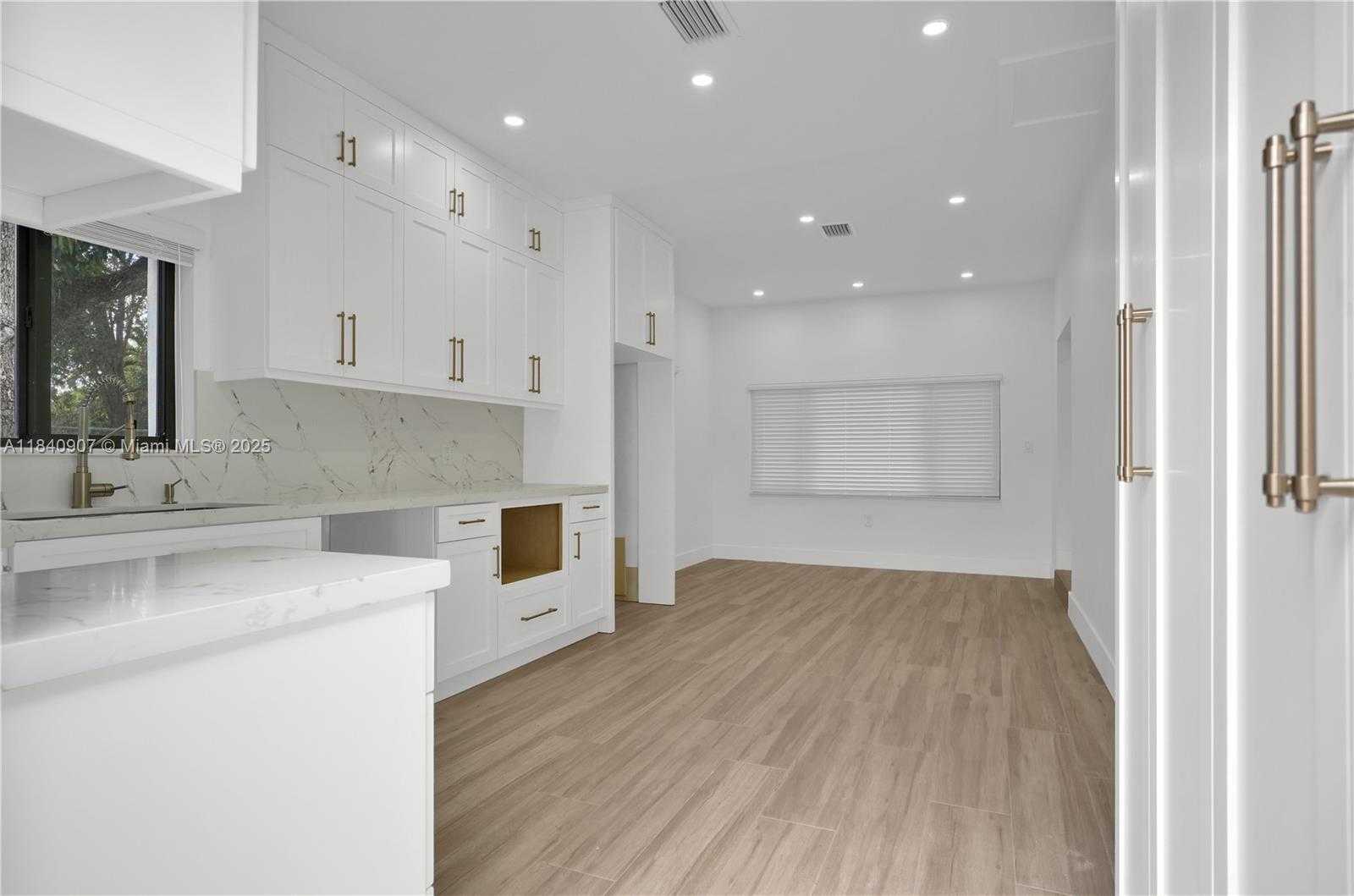 Small Image of 10424 NORTH WEST 33RD AVE, Miami Number 7