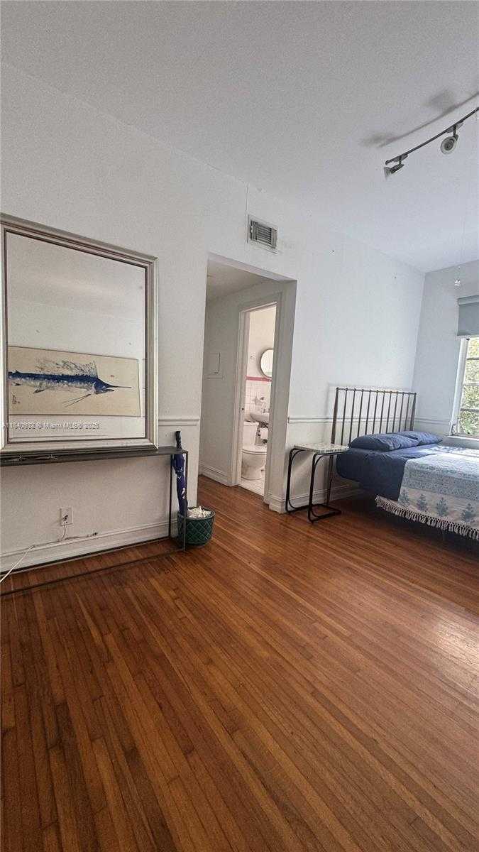 Small Image of 610 8TH ST #104, Miami Beach Number 2