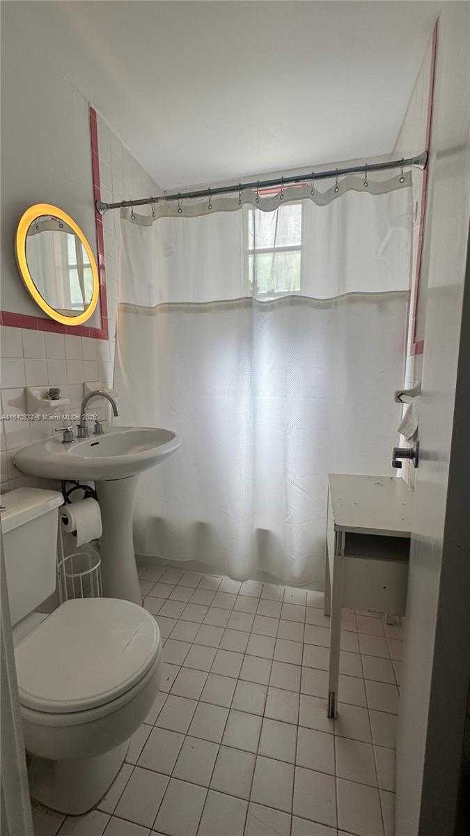 Small Image of 610 8TH ST #104, Miami Beach Number 3