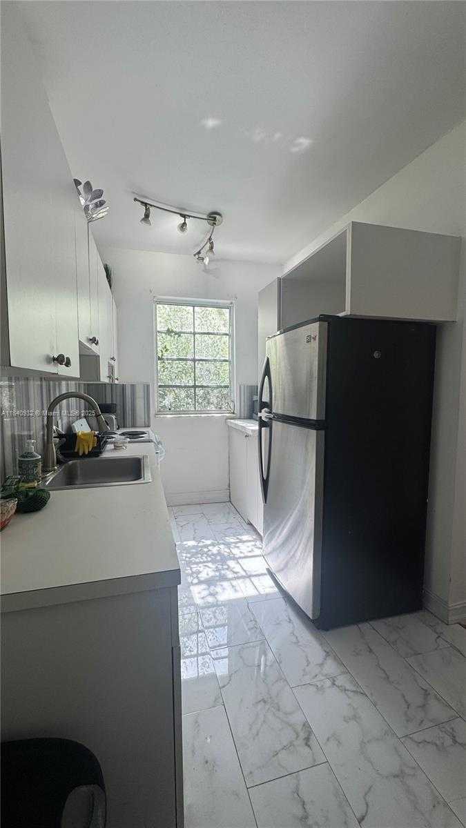 Small Image of 610 8TH ST #104, Miami Beach Number 4