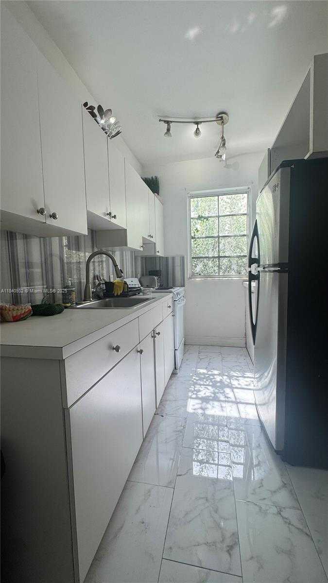 Small Image of 610 8TH ST #104, Miami Beach Number 7