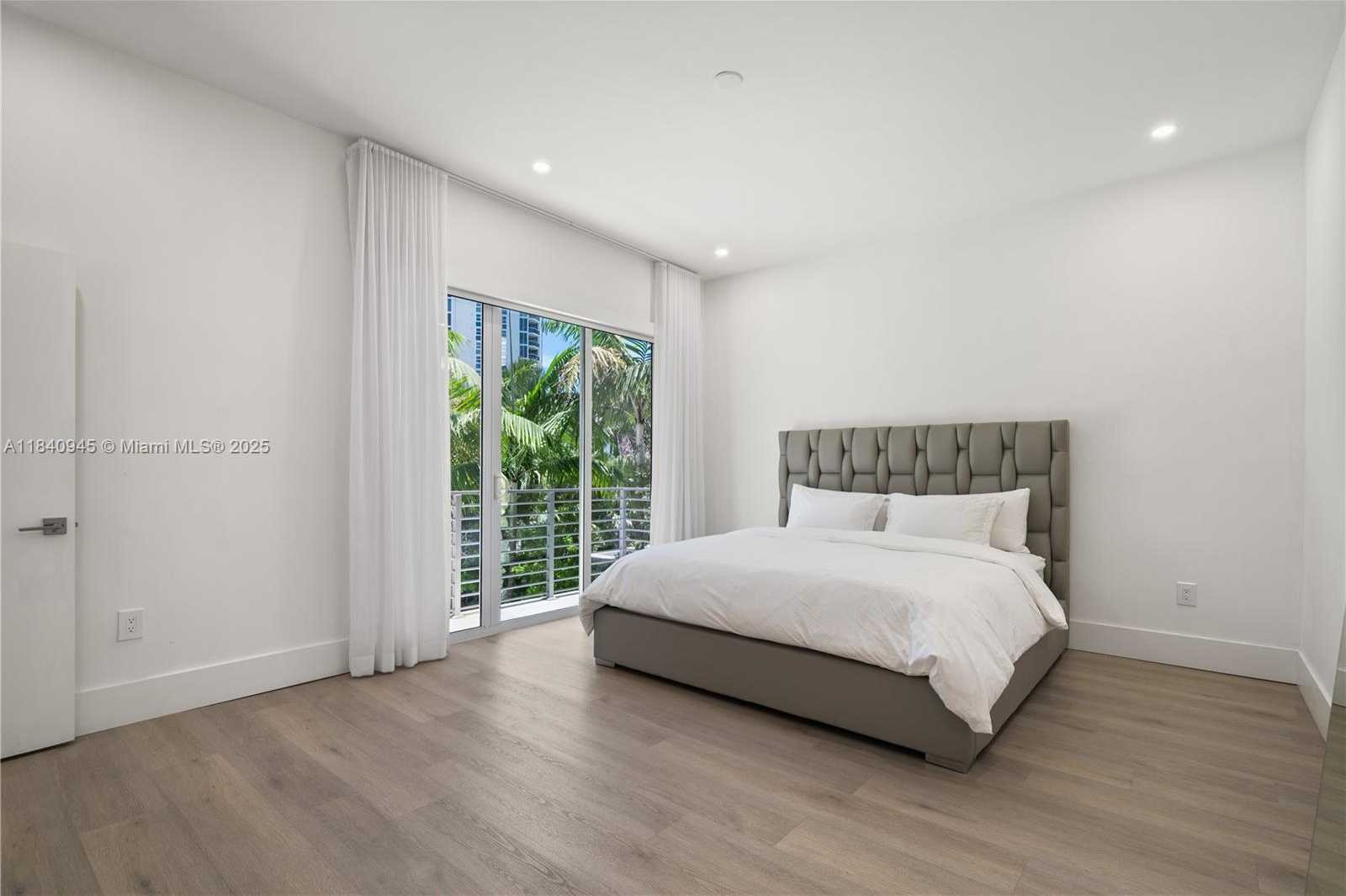 Small Image of 18955 ATLANTIC BLVD, Sunny Isles Beach Number 12