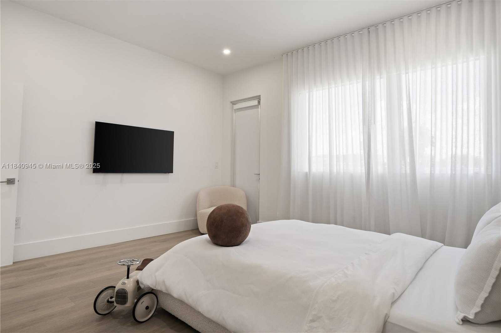 Small Image of 18955 ATLANTIC BLVD, Sunny Isles Beach Number 16