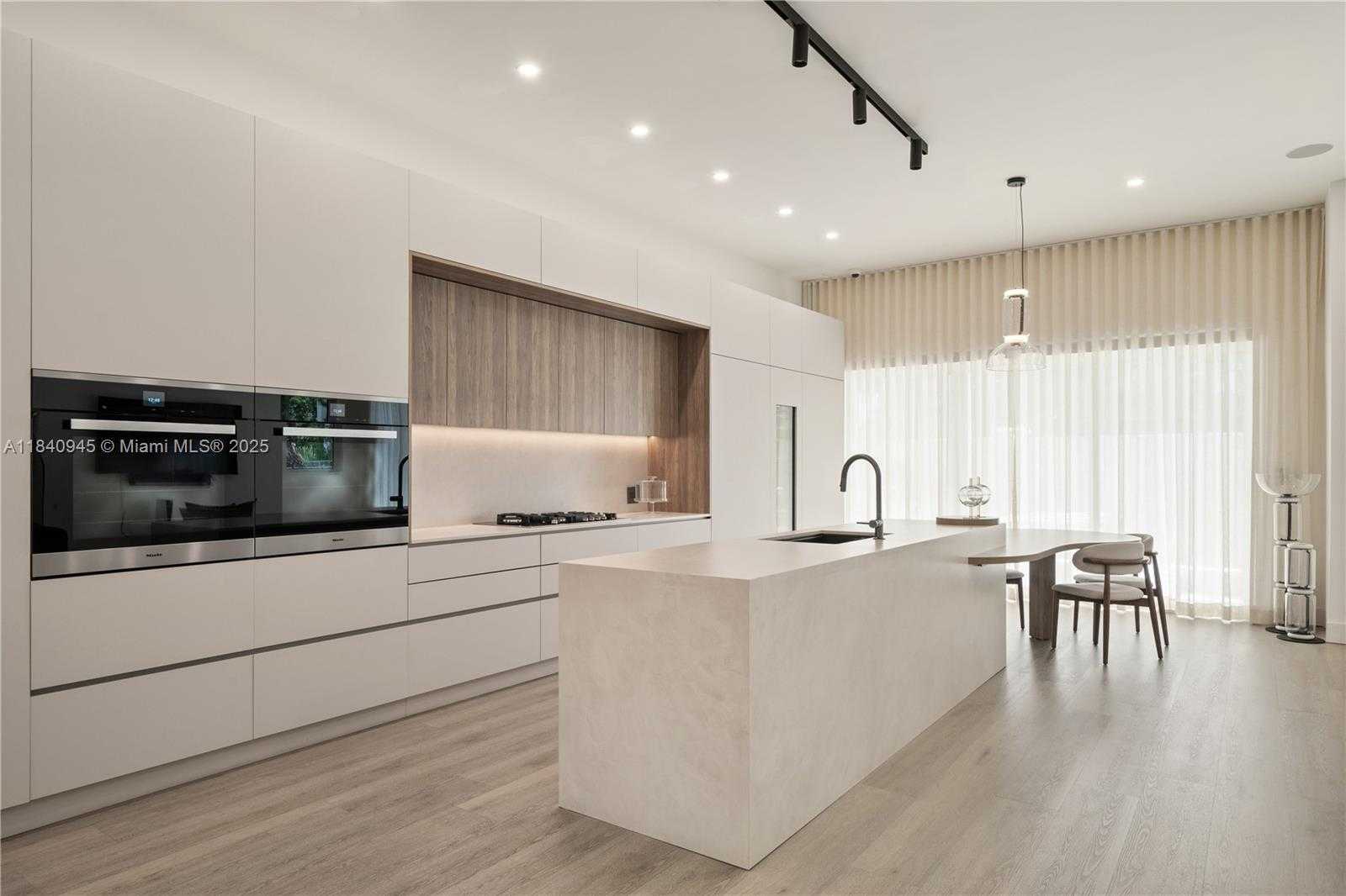 Small Image of 18955 ATLANTIC BLVD, Sunny Isles Beach Number 2