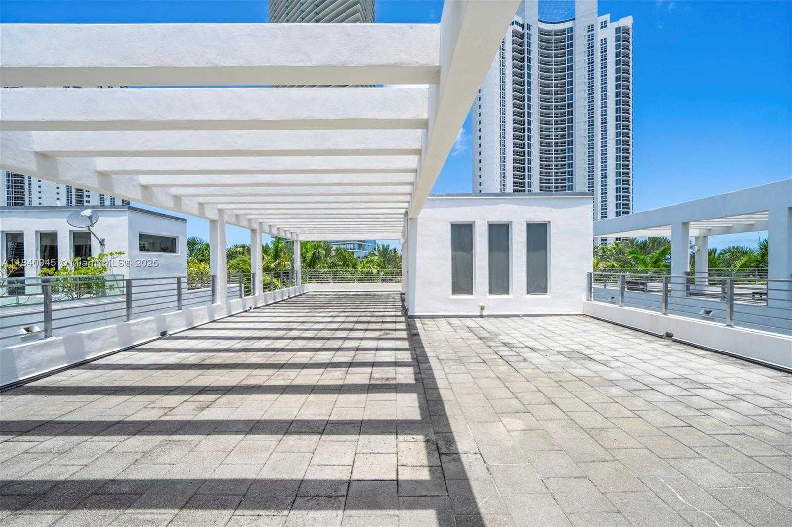 Small Image of 18955 ATLANTIC BLVD, Sunny Isles Beach Number 21