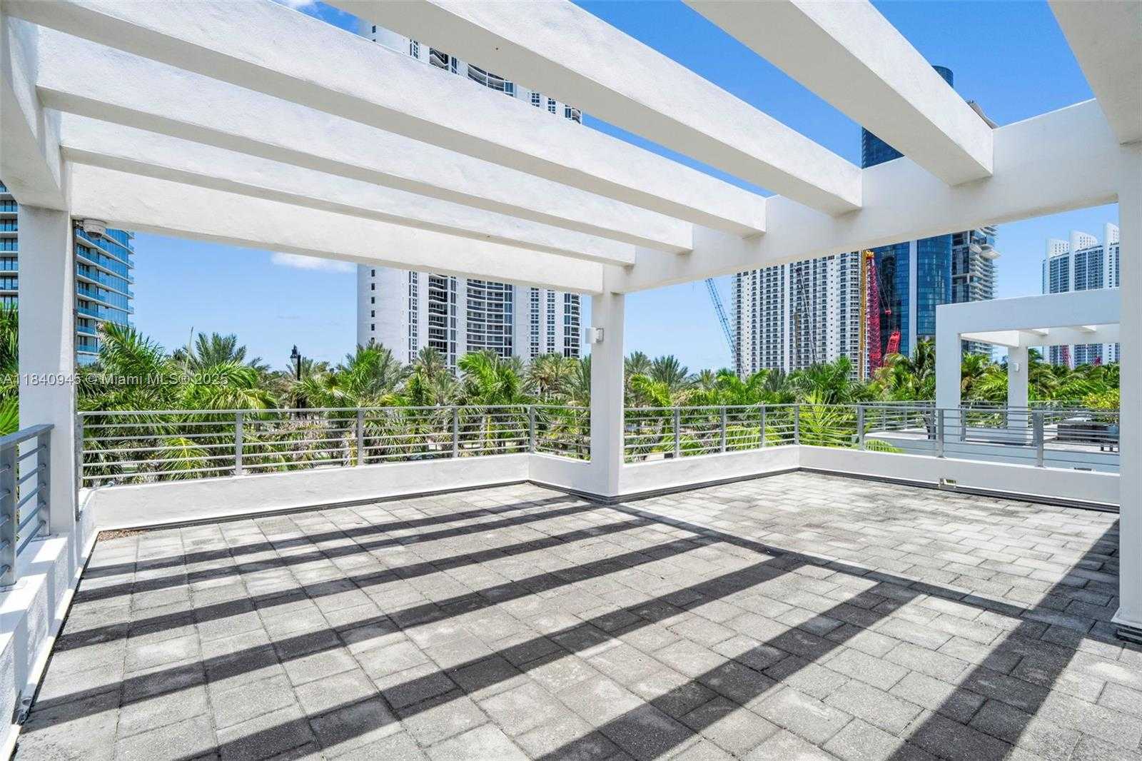 Small Image of 18955 ATLANTIC BLVD, Sunny Isles Beach Number 22