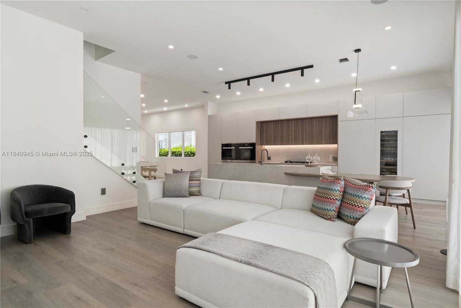 Small Image of 18955 ATLANTIC BLVD, Sunny Isles Beach Number 3