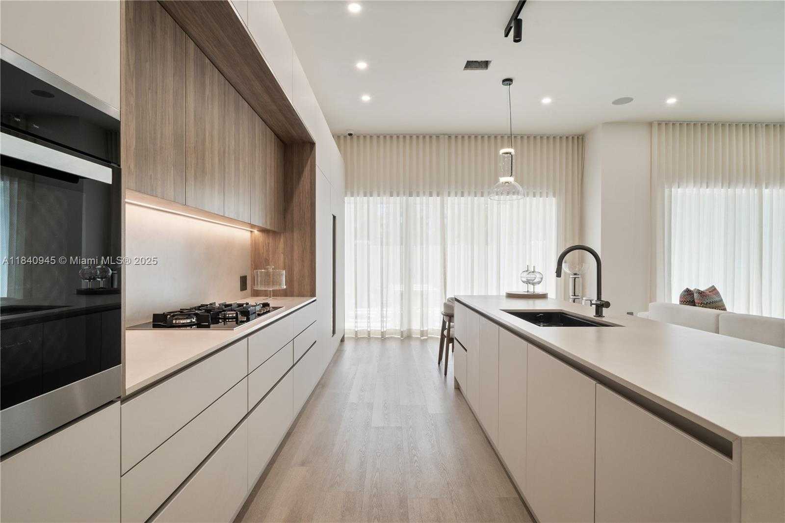 Small Image of 18955 ATLANTIC BLVD, Sunny Isles Beach Number 4