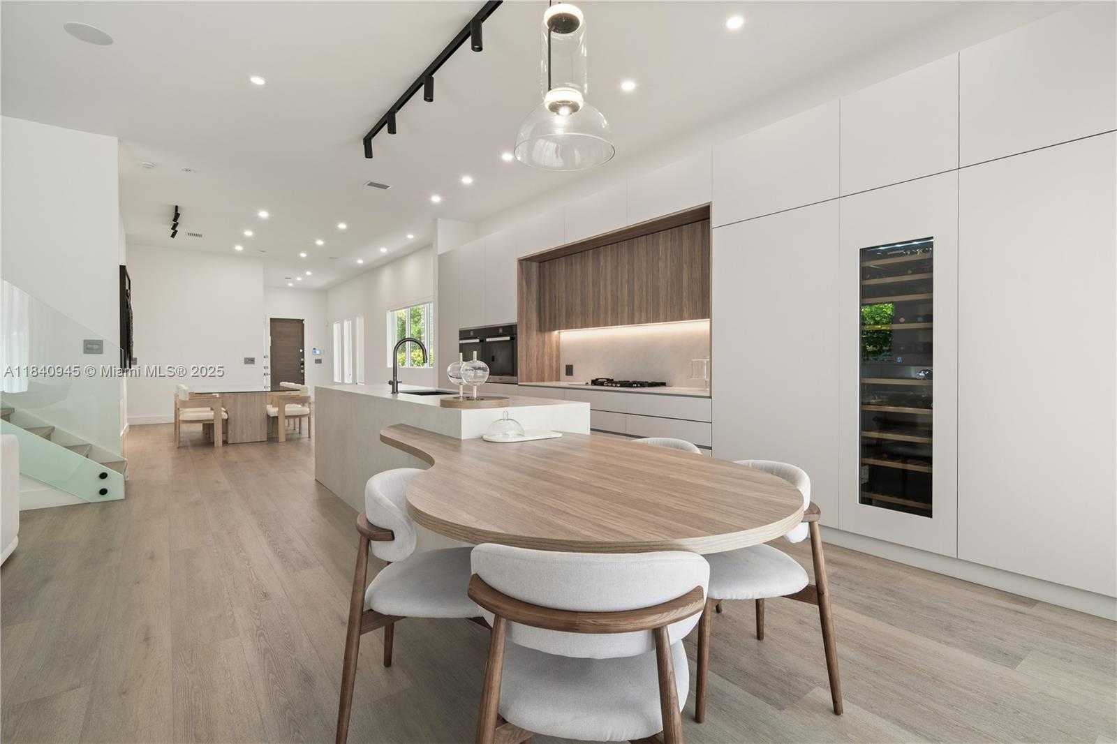 Small Image of 18955 ATLANTIC BLVD, Sunny Isles Beach Number 5