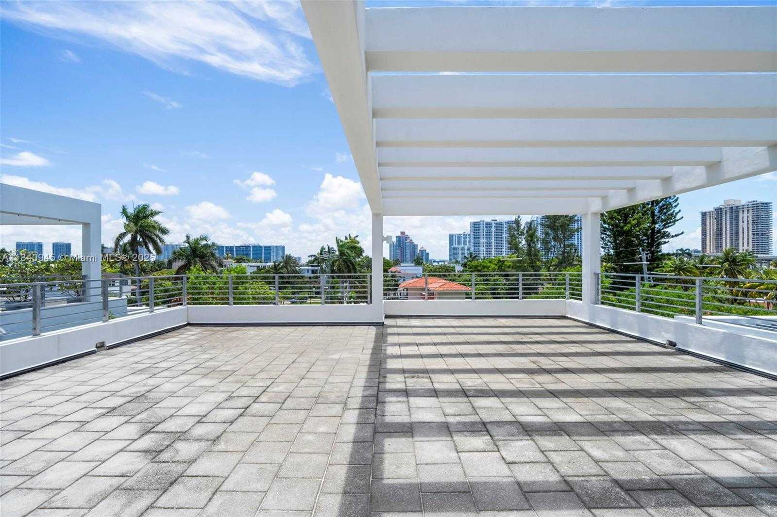 Small Image of 18955 ATLANTIC BLVD, Sunny Isles Beach Number 9