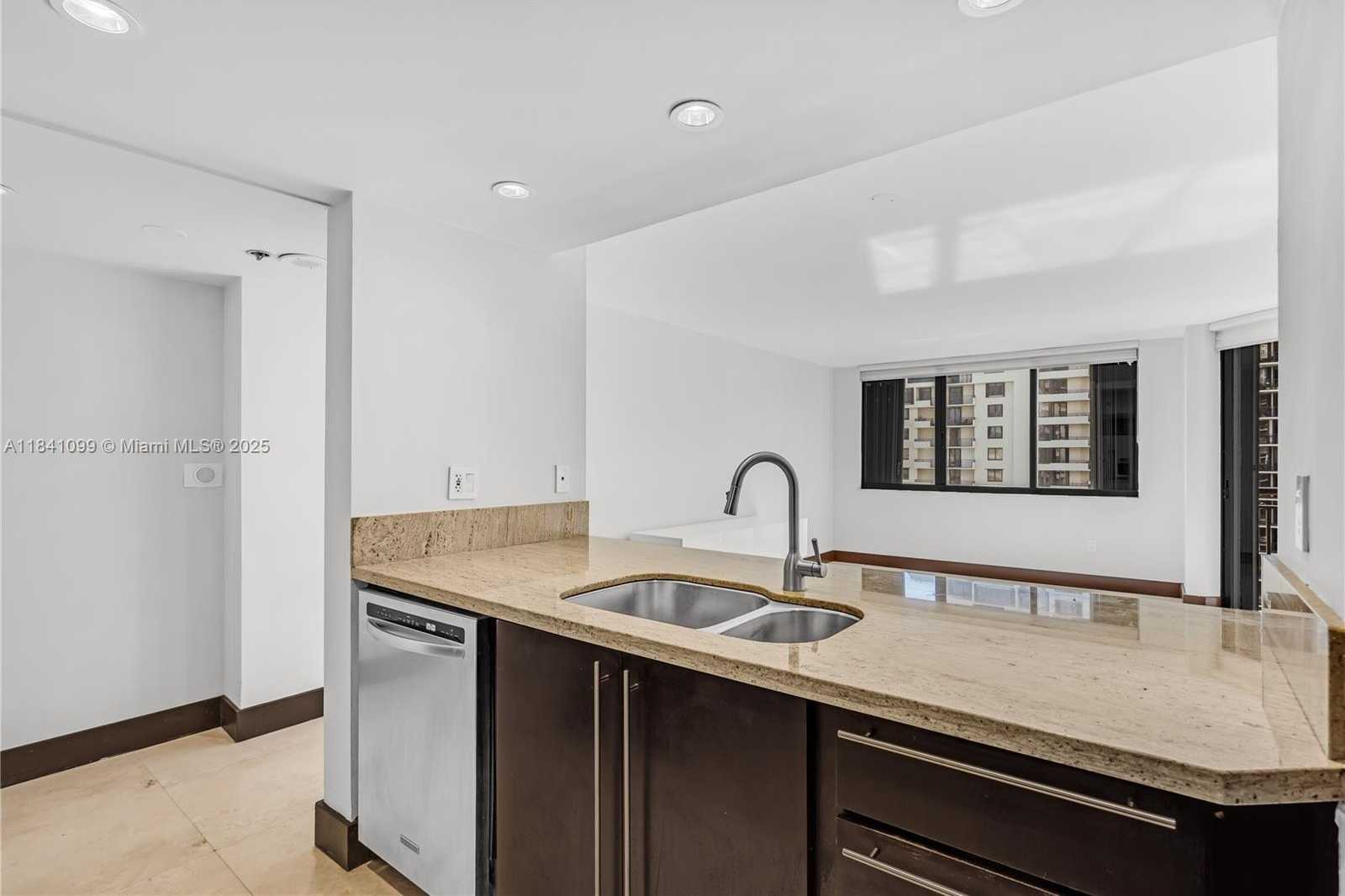Small Image of 540 BRICKELL KEY DR #1021, Miami Number 3