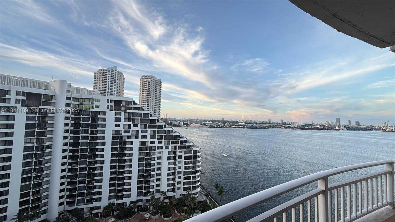 Small Image of 770 CLAUGHTON ISLAND DR #2107, Miami Number 16