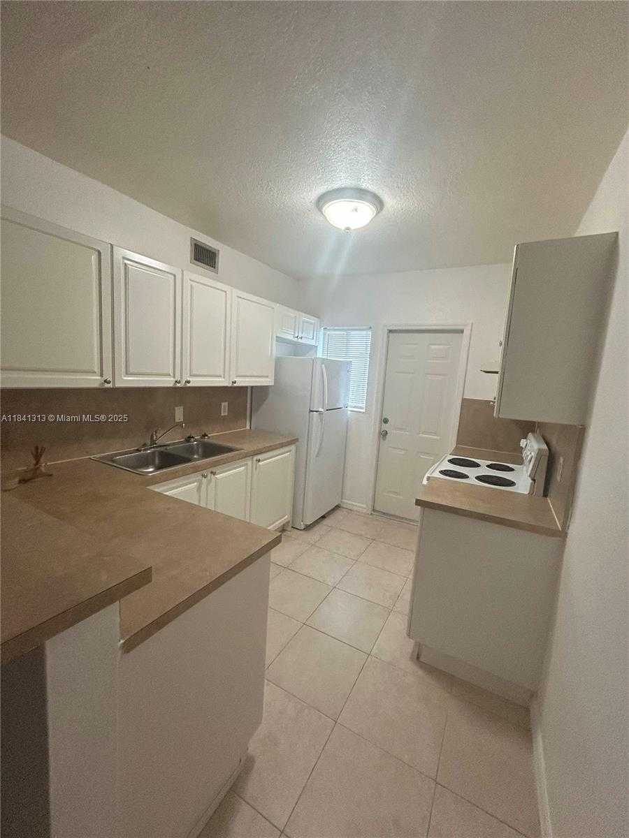 Small Image of 1945 CALAIS DR #2, Miami Beach Number 5