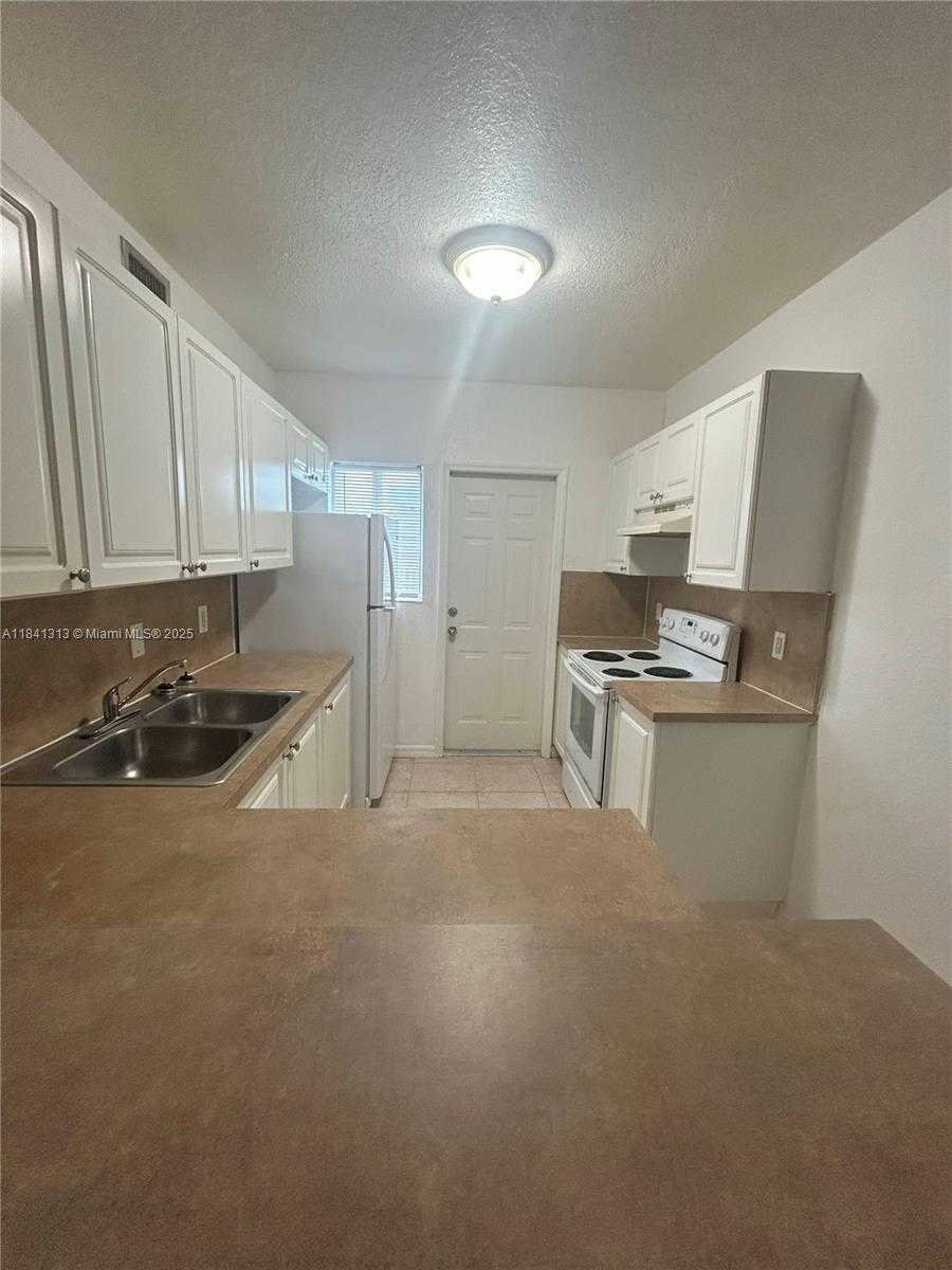 Small Image of 1945 CALAIS DR #2, Miami Beach Number 6
