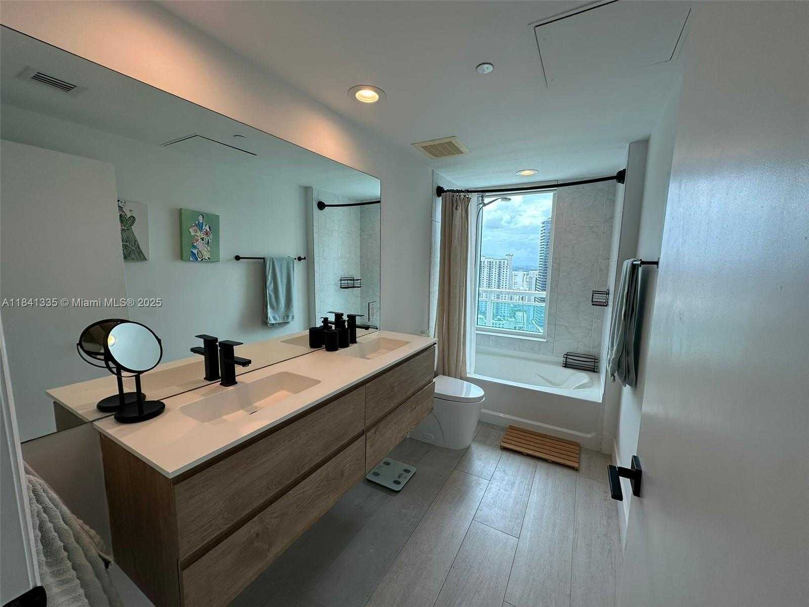 Small Image of 950 BRICKELL BAY DR #3500, Miami Number 13