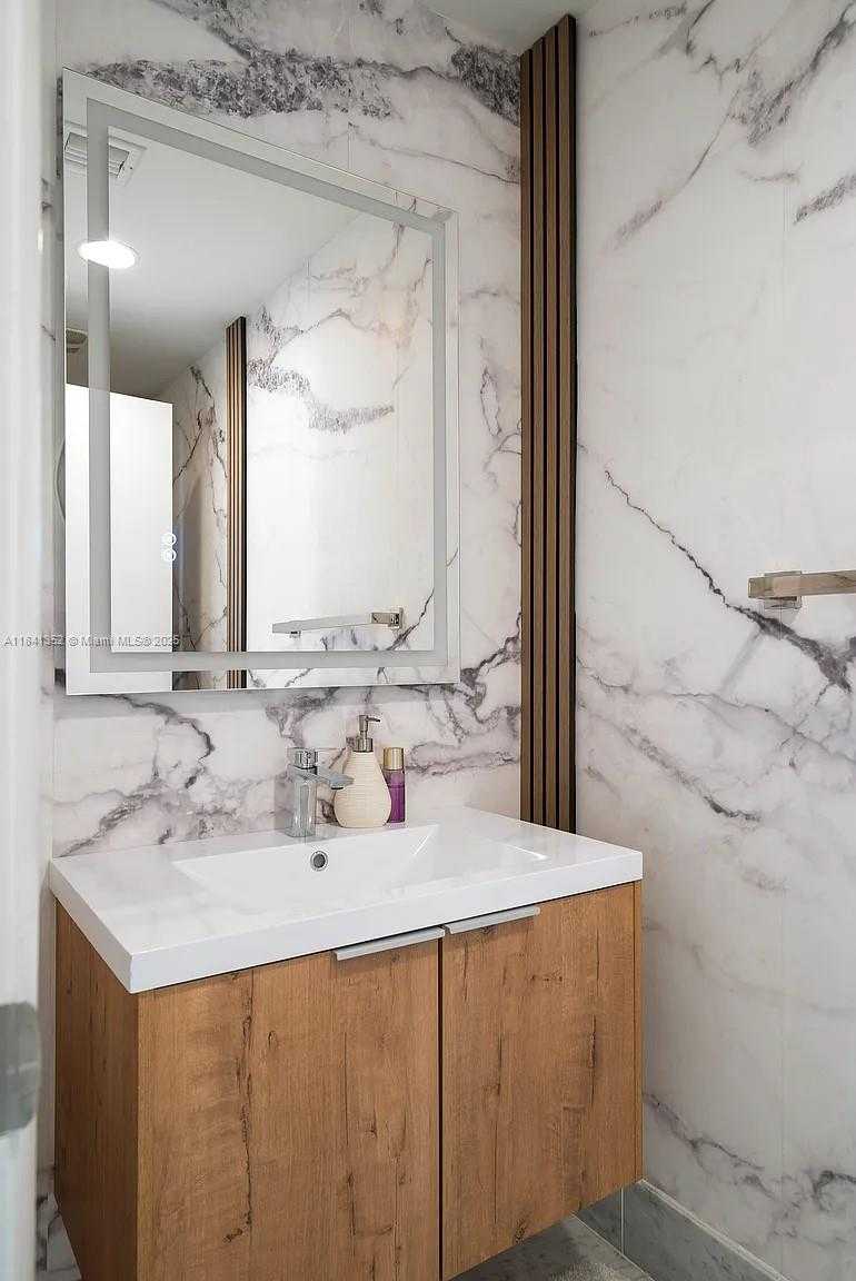 Small Image of 244 BISCAYNE BLVD #2602, Miami Number 26