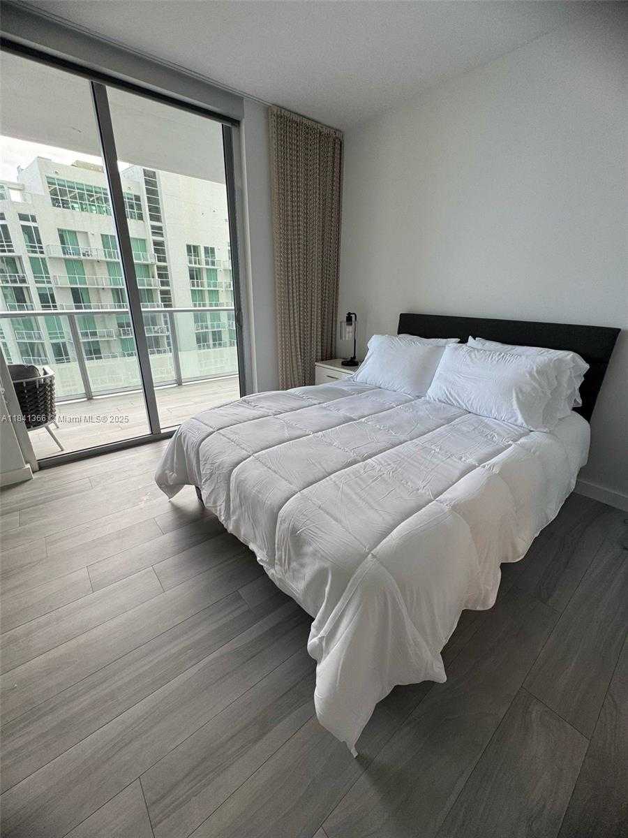Small Image of 1300 BRICKELL BAY DR #2504, Miami Number 4