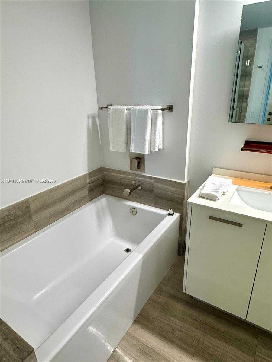 Small Image of 1300 BRICKELL BAY DR #2504, Miami Number 9