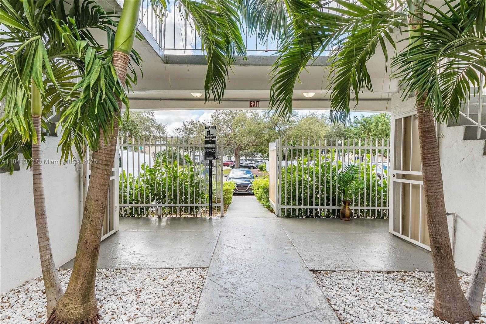 Small Image of 6905 RUE VENDOME #2, Miami Beach Number 12