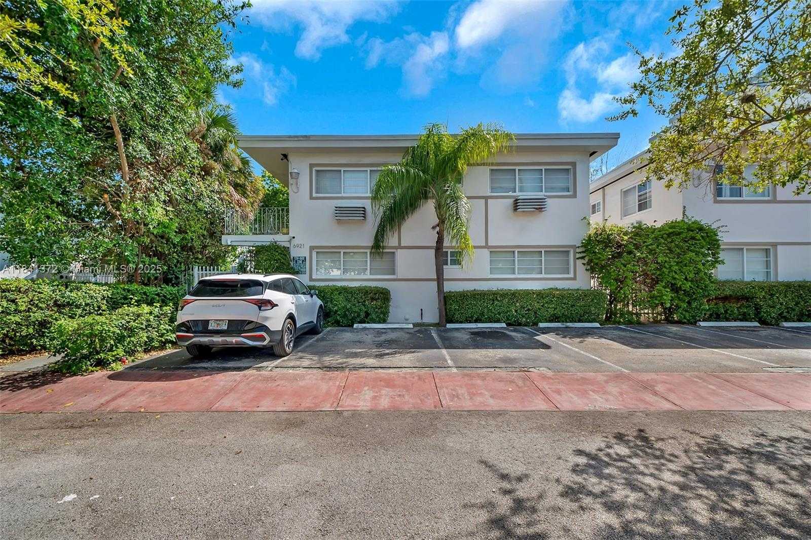 Small Image of 6905 RUE VENDOME #2, Miami Beach Number 15