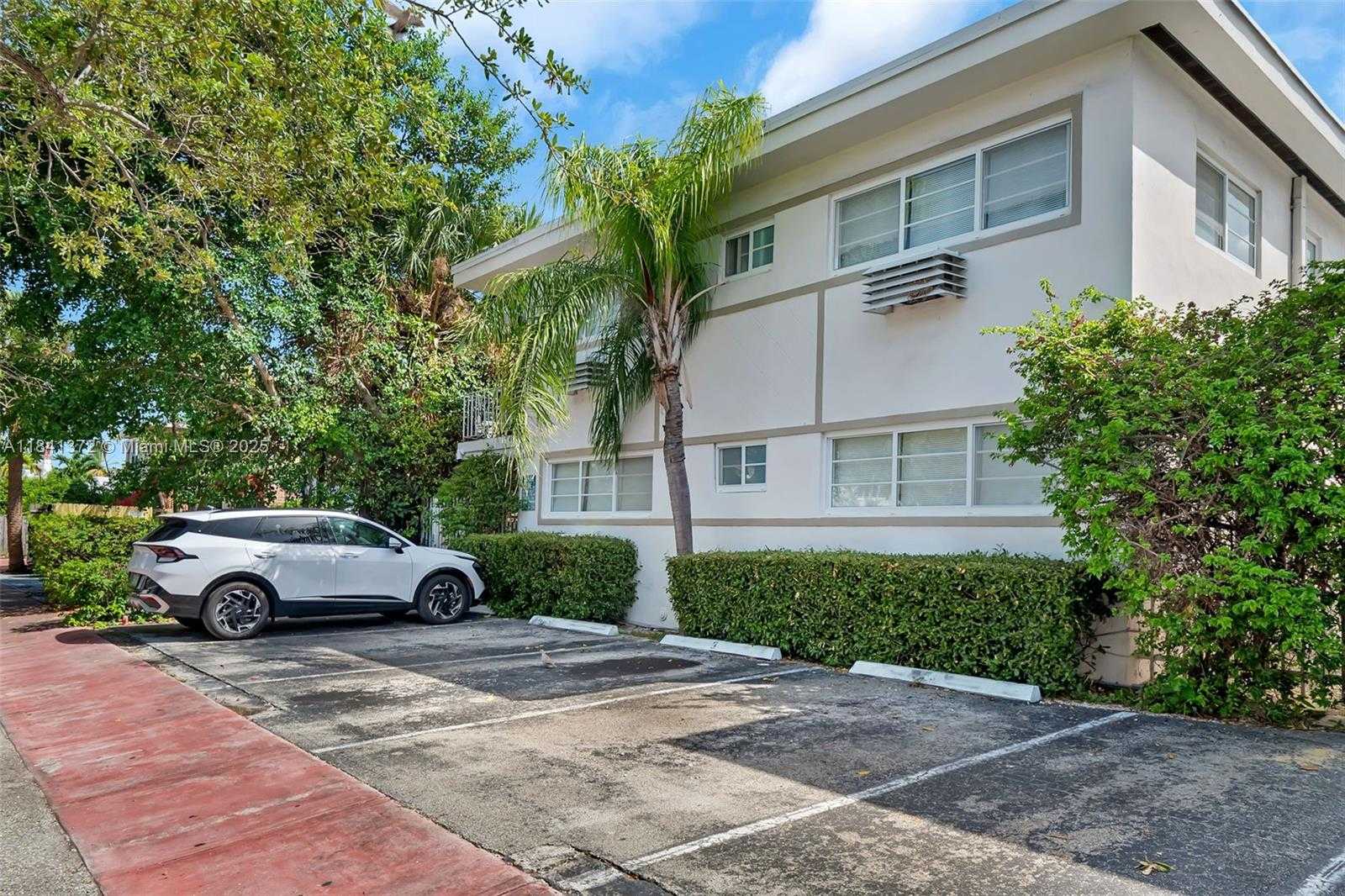 Small Image of 6905 RUE VENDOME #2, Miami Beach Number 16