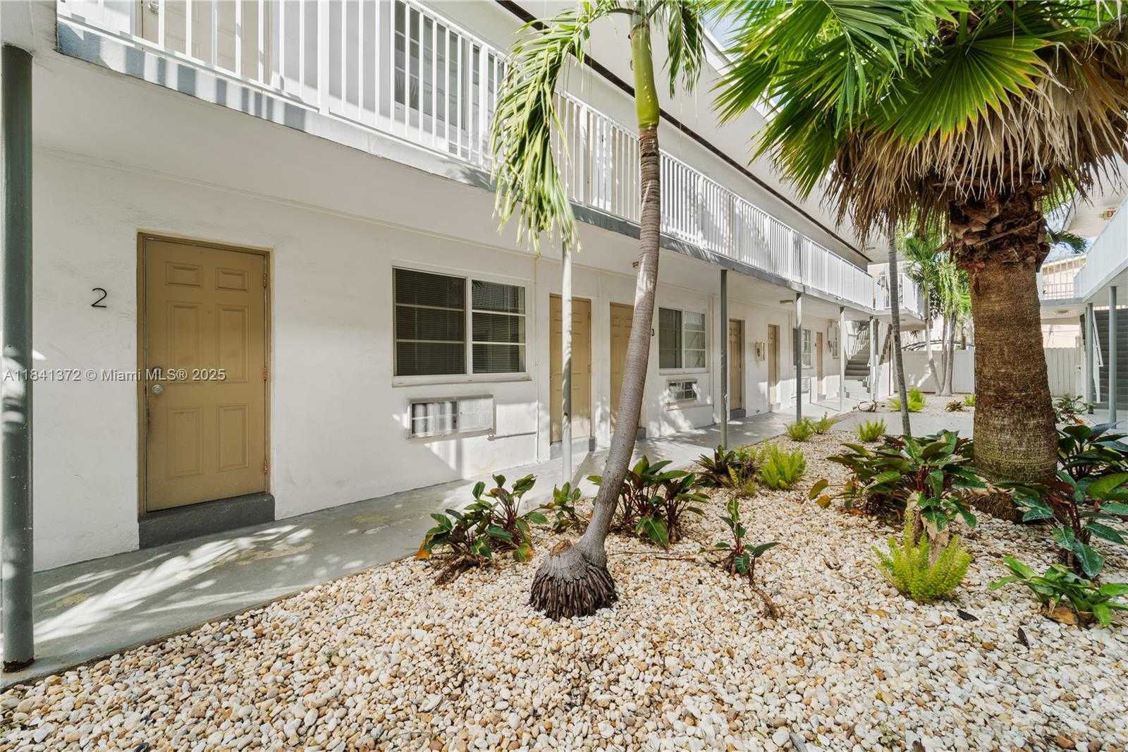 Small Image of 6905 RUE VENDOME #2, Miami Beach Number 27