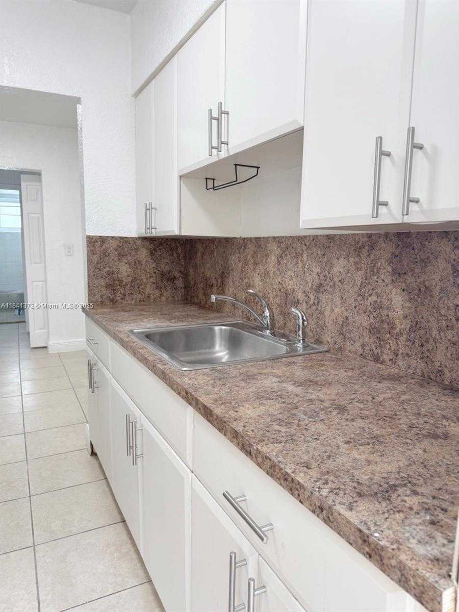 Small Image of 6905 RUE VENDOME #2, Miami Beach Number 7