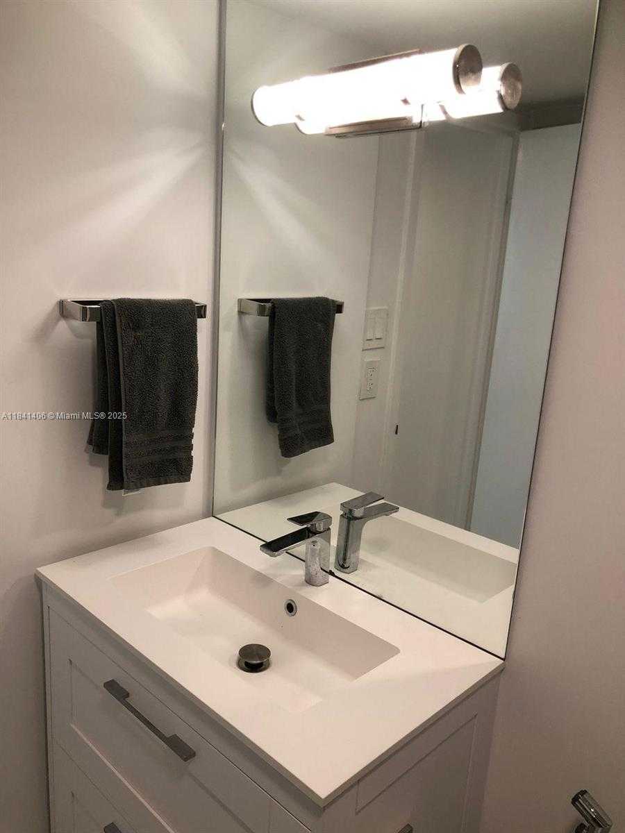 Small Image of 100 BAYVIEW DR #1908, Sunny Isles Beach Number 25