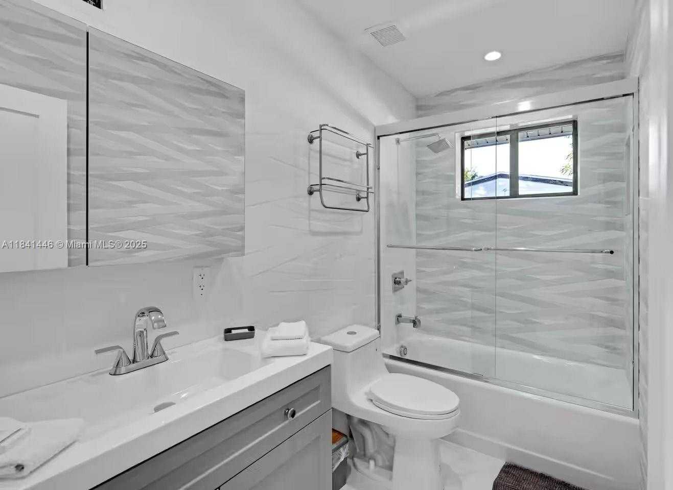Small Image of 17835 NORTH EAST 6TH AVE, Miami Number 15