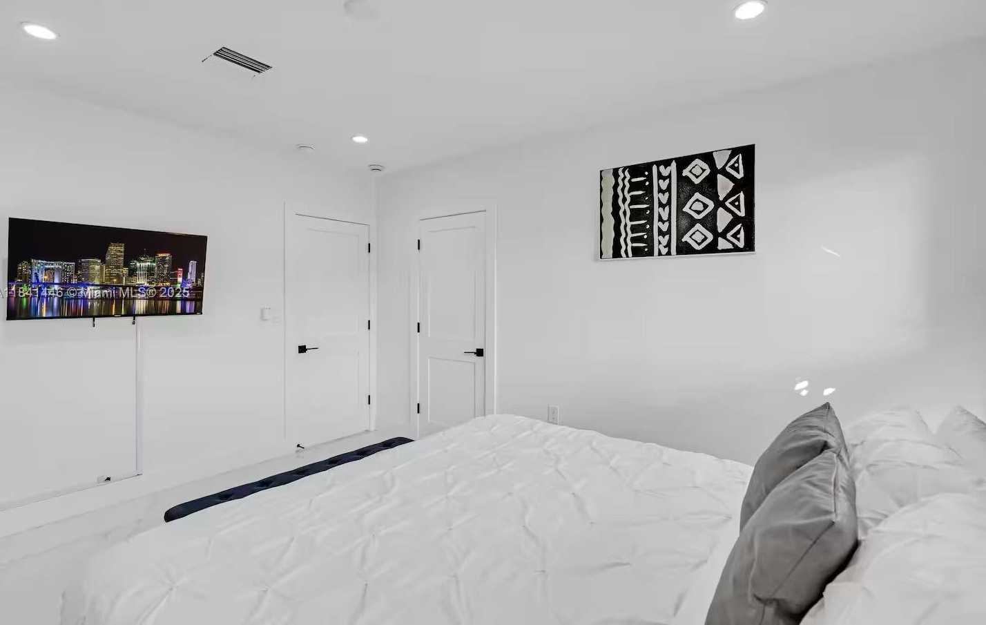 Small Image of 17835 NORTH EAST 6TH AVE, Miami Number 23