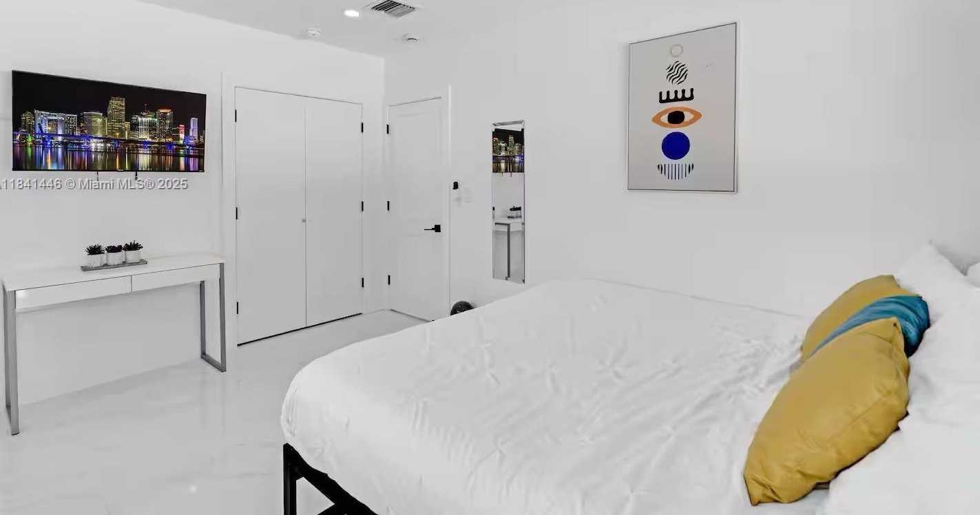 Small Image of 17835 NORTH EAST 6TH AVE, Miami Number 27