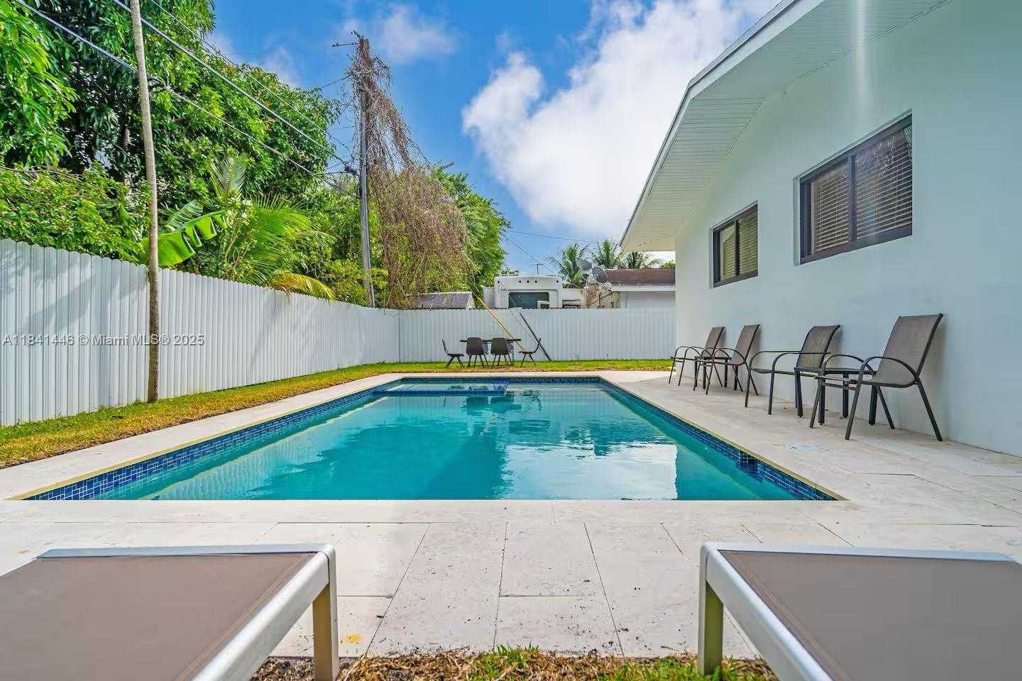 Small Image of 17835 NORTH EAST 6TH AVE, Miami Number 3