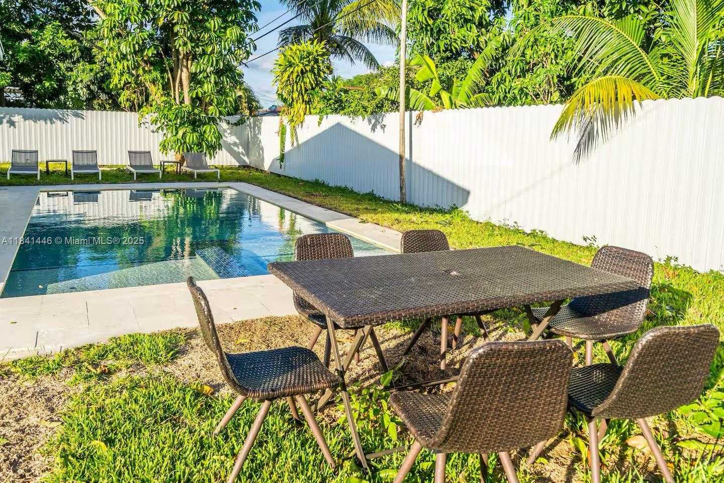 Small Image of 17835 NORTH EAST 6TH AVE, Miami Number 7