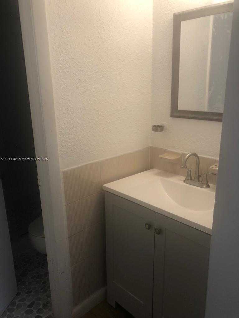 Small Image of 250 180TH DR #108, Sunny Isles Beach Number 11