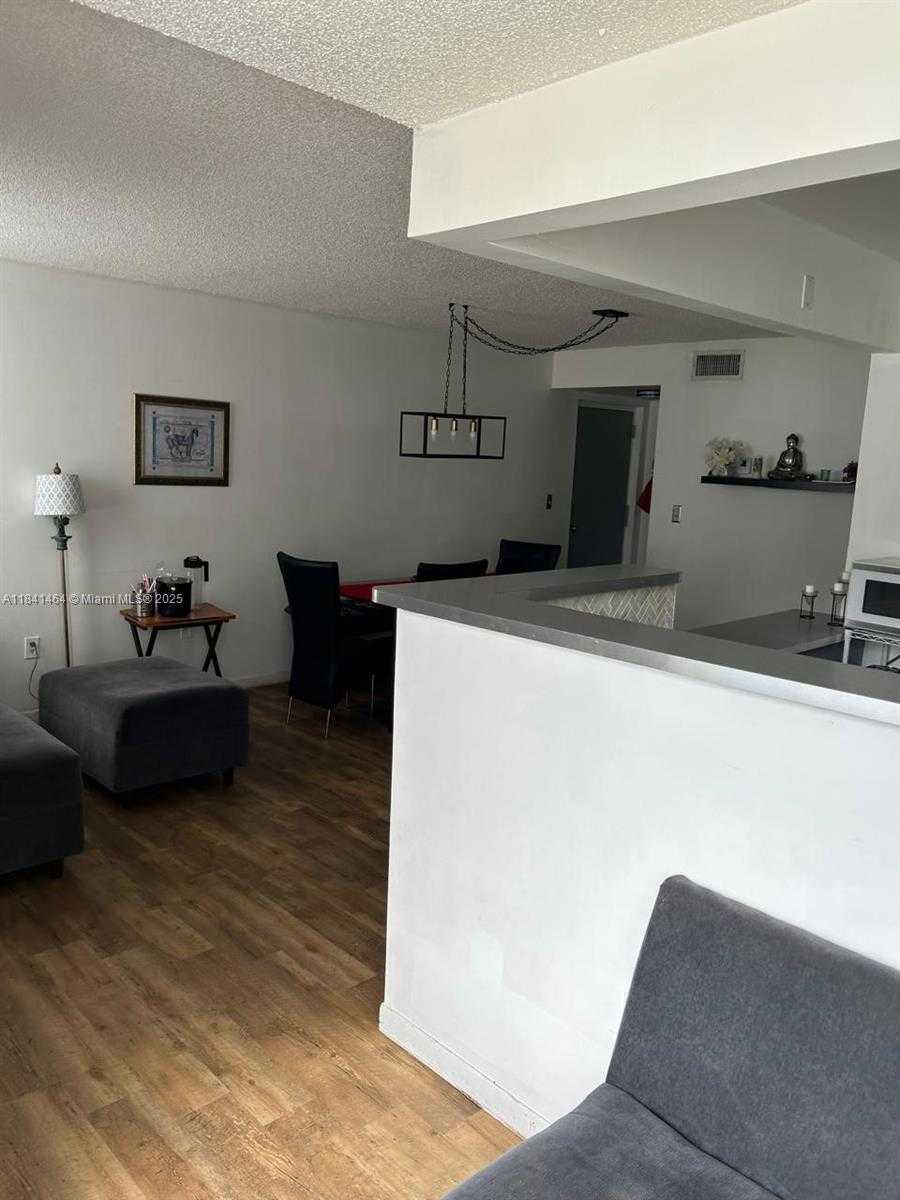 Small Image of 250 180TH DR #108, Sunny Isles Beach Number 4