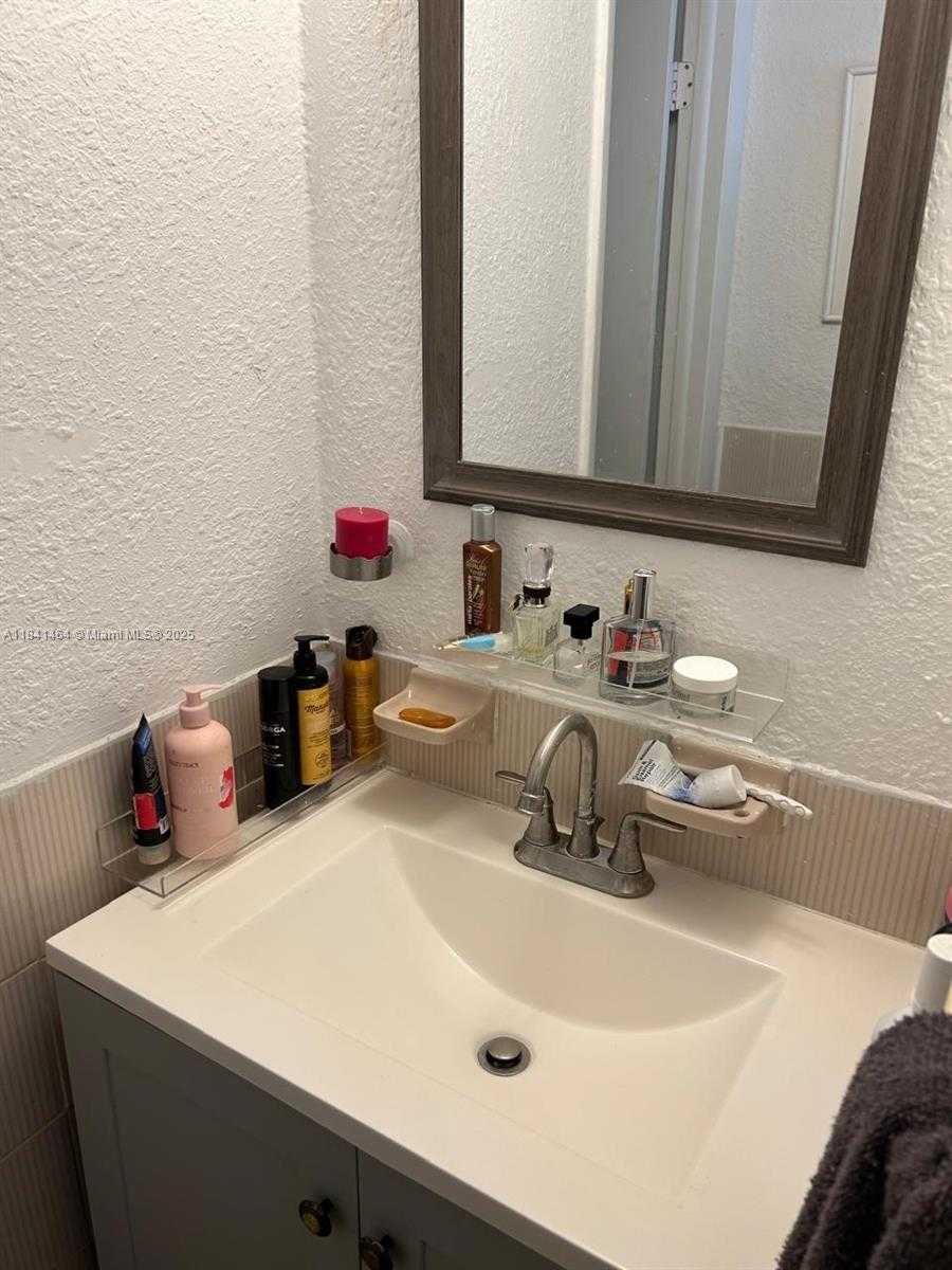 Small Image of 250 180TH DR #108, Sunny Isles Beach Number 7