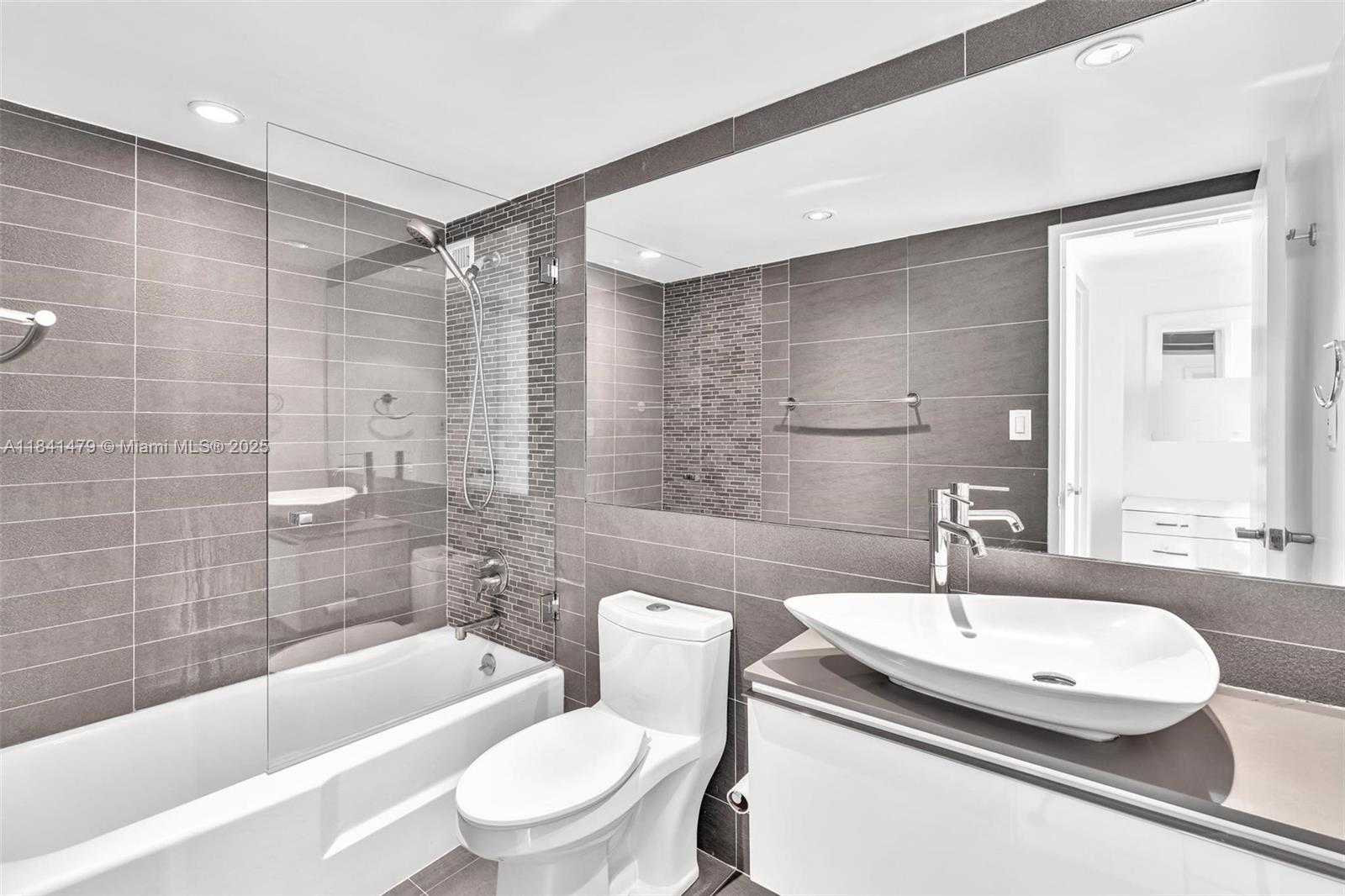 Small Image of 5161 COLLINS AVE #1017, Miami Beach Number 15