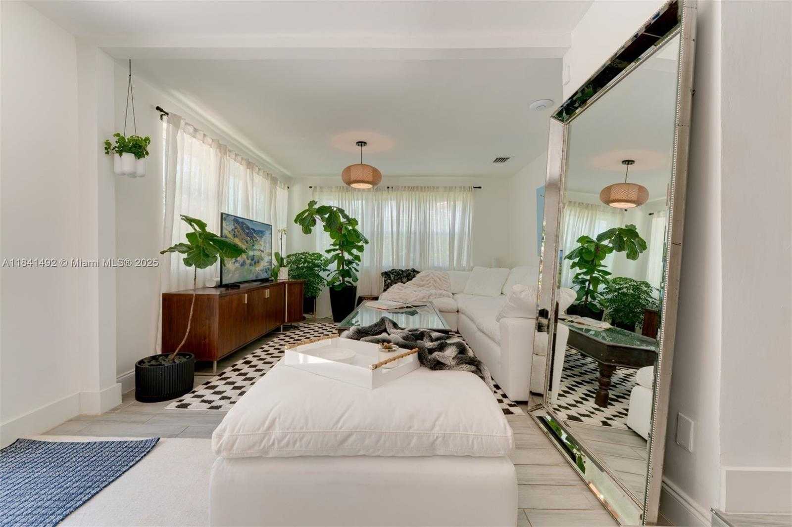 Small Image of 1355 BIARRITZ DR, Miami Beach Number 10
