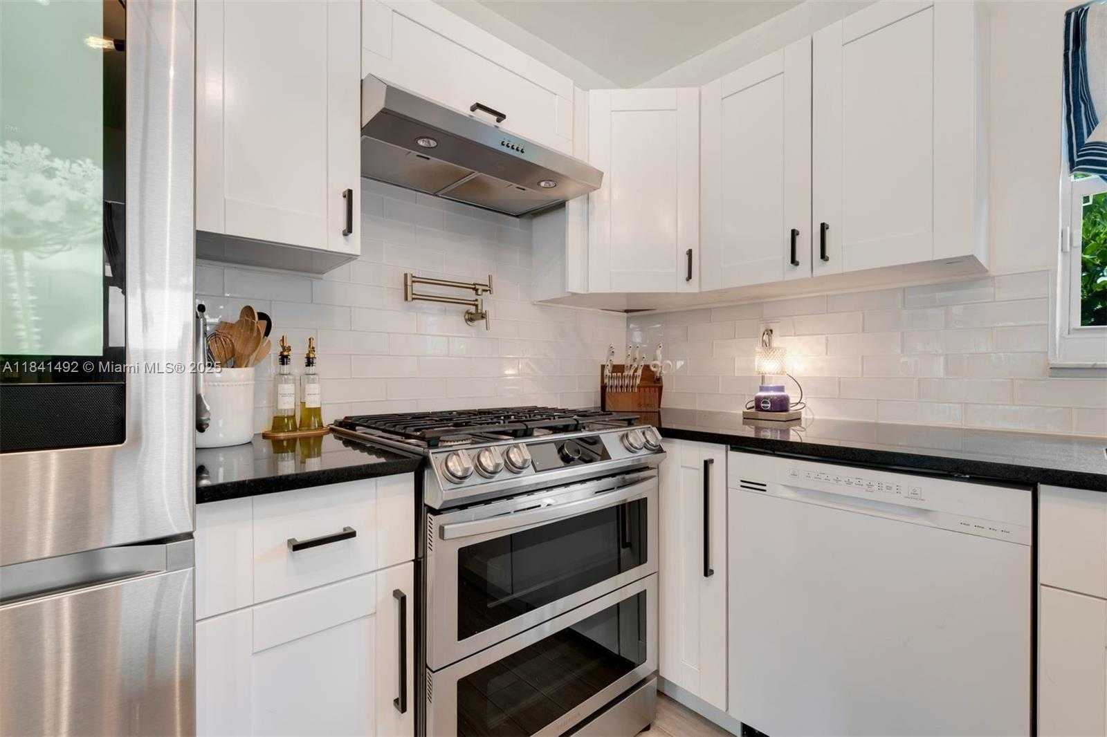 Small Image of 1355 BIARRITZ DR, Miami Beach Number 14