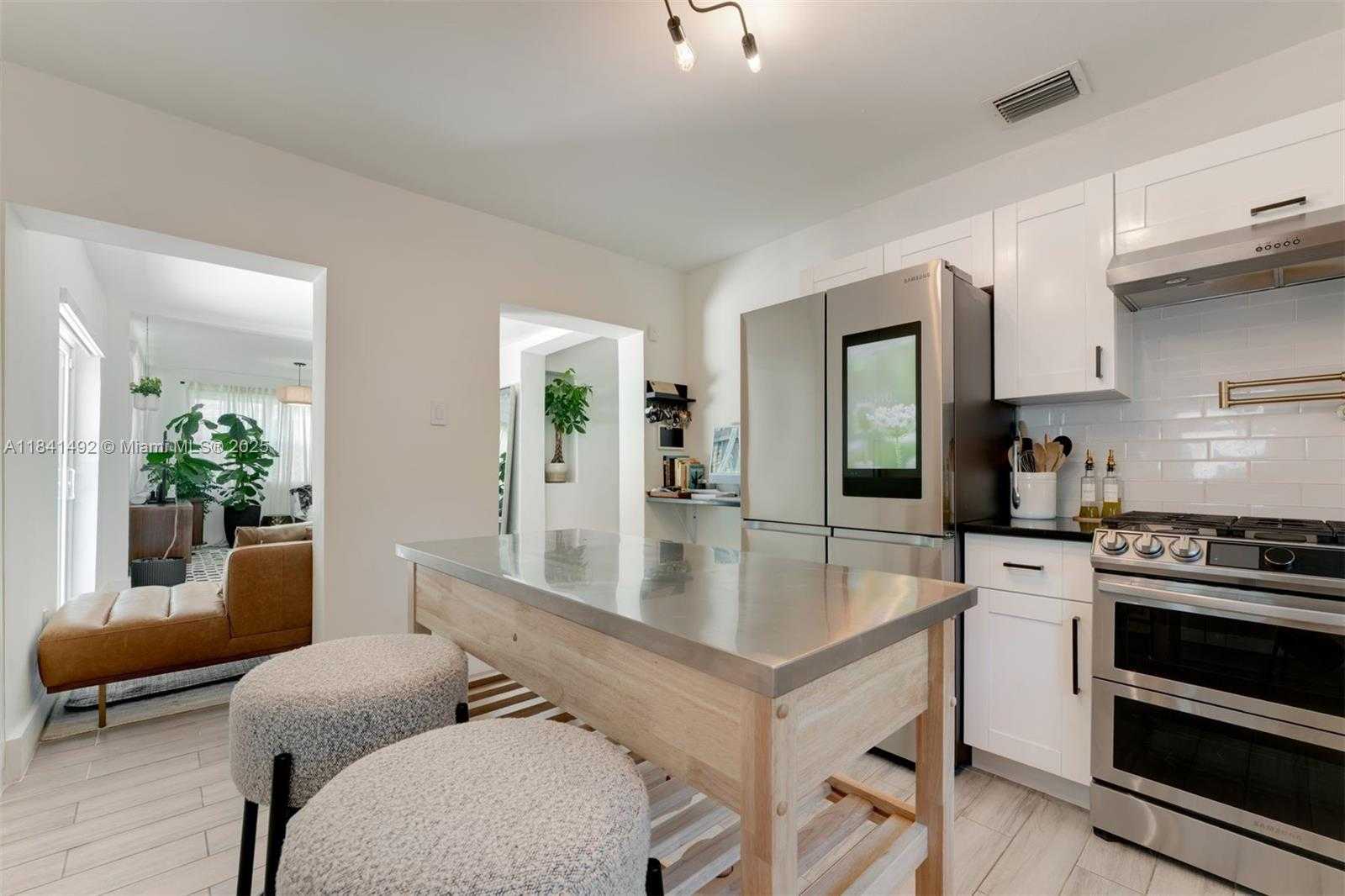 Small Image of 1355 BIARRITZ DR, Miami Beach Number 15