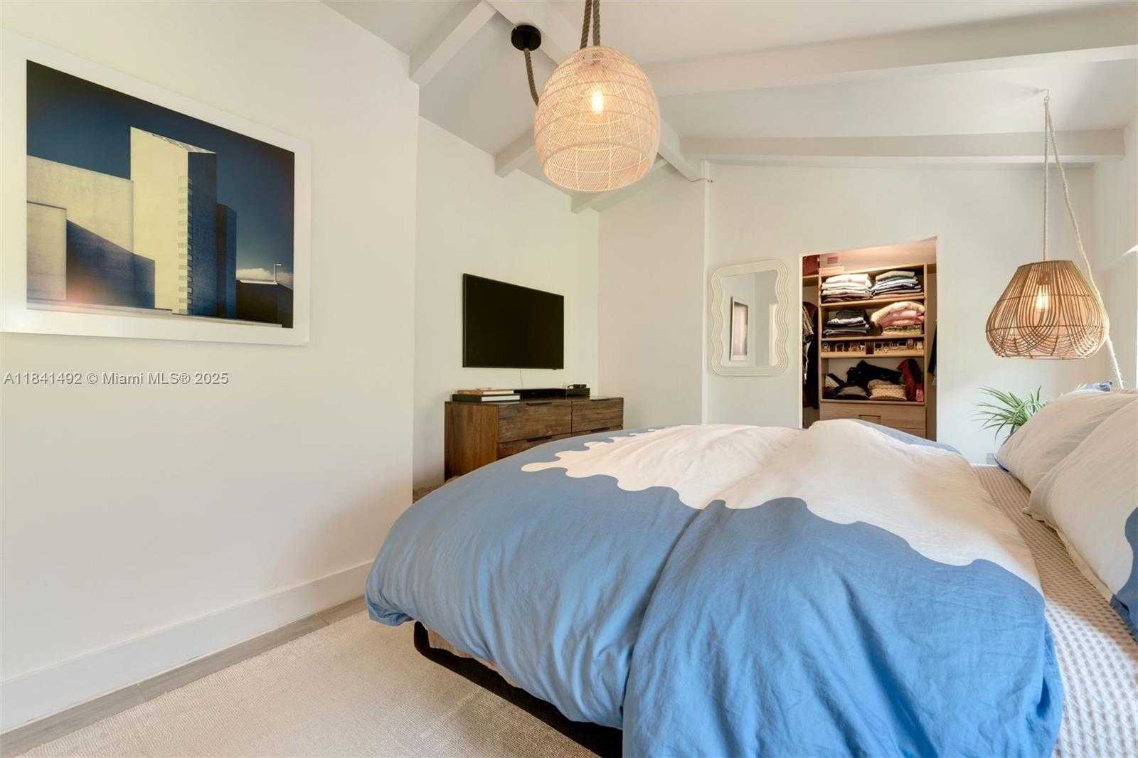 Small Image of 1355 BIARRITZ DR, Miami Beach Number 24